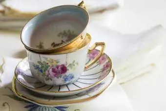 Dos tazas de té de porcelana antiguas.