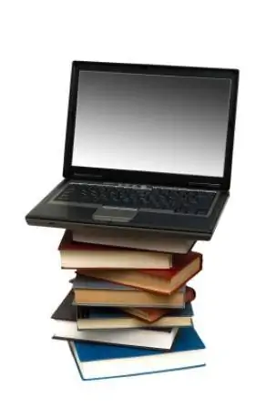 Libri e computer portatile