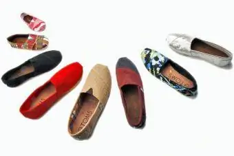 Ассортимент обуви TOMS для покупательской рубрики