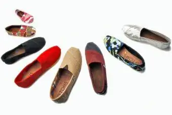 Una variedad de zapatos TOMS para la columna de compradores