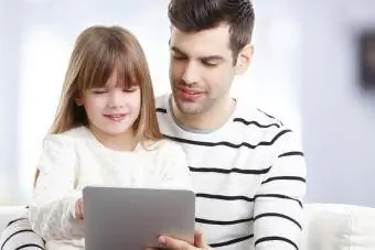 padre e hijo usando internet