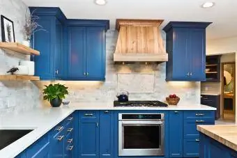 nhà bếp có tủ màu xanh