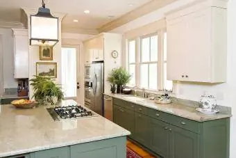 cozinha com armários verdes