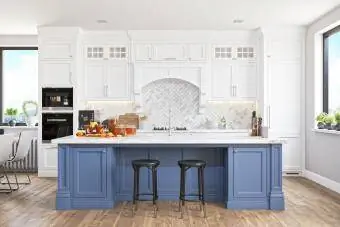 cozinha com armários de ilha azuis