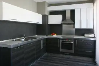 nhà bếp với tủ màu đen và trắng