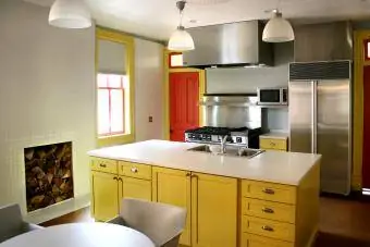virtuve ar dzelteniem skapjiem
