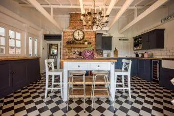 Een algemeen binnenaanzicht van een oude Engelse keuken in landelijke cottage-stijl,