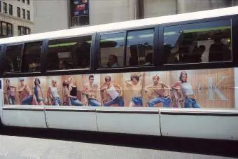 Реклама на Calvin Klein е показана в градски автобус на 23 август 1995 г. в Ню Йорк - редакция на Getty