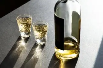 Deux shots d'alcool norvégien Aquavit