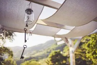 Ključno zvono visi sa rogova terase