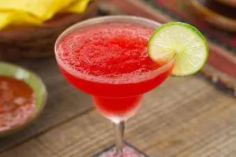 Soda ilə Bakirə Çiyələk Daiquiri