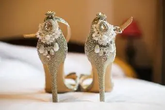 گوشواره های مروارید لوکس روی کفش های پاشنه بلند عروسی