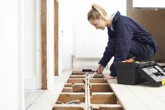 mujer haciendo reparaciones en el hogar