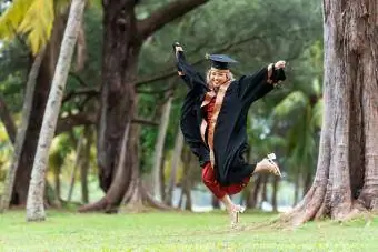 Graduan melompat kegembiraan