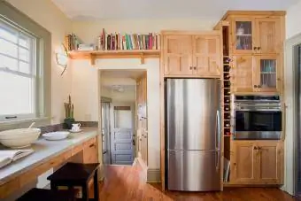 Ușa din spate în bucătărie cu dulapuri din lemn încorporate