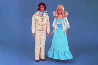1977 model Quick Curl Ken bebeği Barbie'nin yanında duruyor