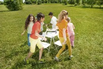 Çocuklar müzikal sandalye oyunu oynayarak etrafta koşuyorlar