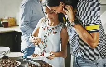 Ragazza che indossa un abito ricamato a una cena di famiglia