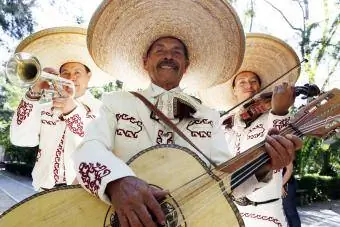 Wanamuziki wanaocheza katika bendi ya mariachi wakiwa wamevalia suti za Charro