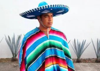 Mexicansk mand iført sombrero og poncho