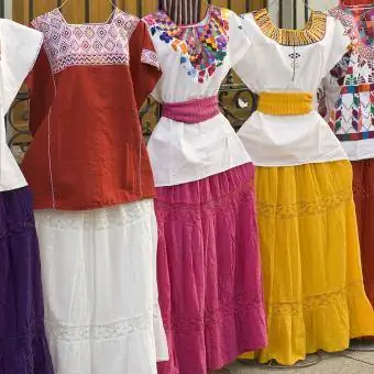 Traditionelt mexicansk dametøj på gademarked i Oaxaca, Mexico