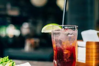 Alkoholholdig cocktail med tranebær og lime