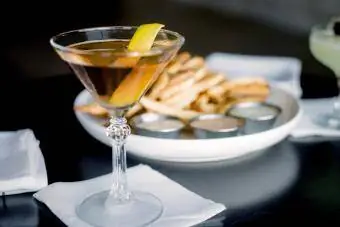 Mükemmel bir martini ve patates kızartması