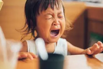 Kleines Mädchen weint im Restaurant