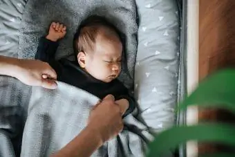 תינוק ישן בעריסה