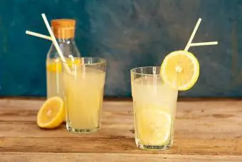 Twee onstuimige Limoncello Highball op houten tafel