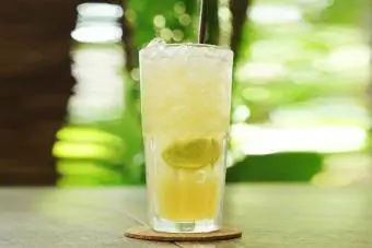 Highball pétillant au thym et au limoncello