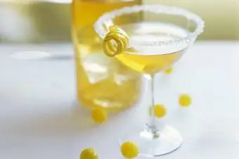 Limoncello Martini con gota de limón