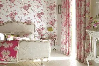 Kamar tidur dengan wallpaper bermotif bunga dan tirai serasi