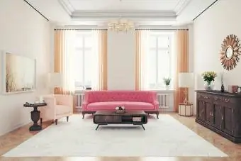 Ruang tamu bergaya art deco dengan sofa dan kursi berlengan merah muda