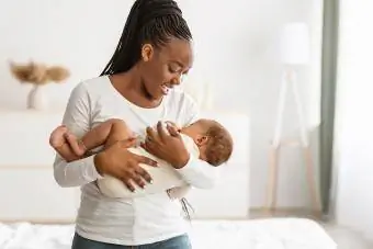 Mère chantant une berceuse pour que bébé dorme