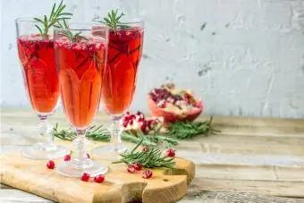 Granaatappel Mocktails op een houten bord