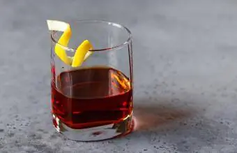 Cocktail mit Bitter- und Roggenwhisky