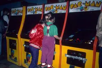 Nuoria tyttöjä kuvataan 1. kesäkuuta 1982 leikkimässä Pac-Mania videohallissa Times Squarella, New Yorkissa.