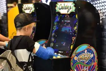 Poika pelaa Galaga-arcade-peliä Gamescom-videopelimessujen aikana Kölnissä Länsi-Saksassa