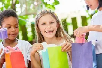 Teman Dengan Tas Kertas Sibuk Berdiri Di Dekat Meja Di Taman