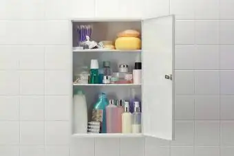 Armário de remédios com diversos cosméticos e produtos de banho