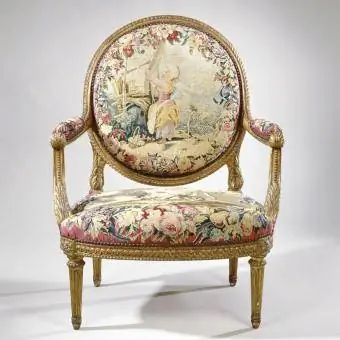 Naka-upholster ang armchair sa tapestry