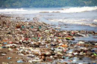 Vervuilde kust bedekt met aangespoeld afval