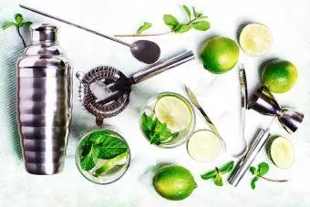 Preparando mocktail de mojito virgem