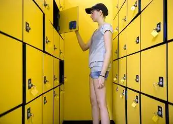 Binuksan ng binatilyo ang isang locker