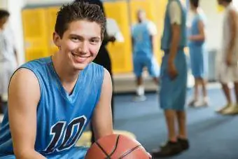 Tonåring basketspelare i omklädningsrum