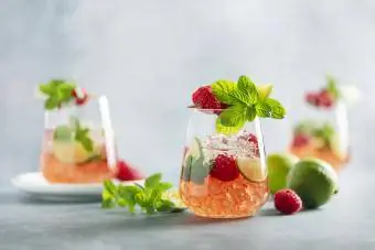 Mojitos vierges à la framboise sur table