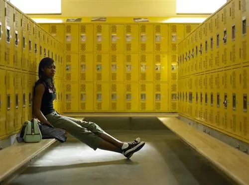 Как выглядят раздевалки в средней школе?