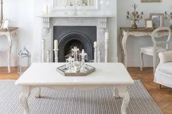 Valkoinen, ylellinen kodin vitriinin sisustus olohuone, jossa takka