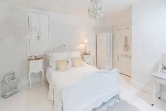 Dormitor alb cu vitrină de lux, cu candelabru